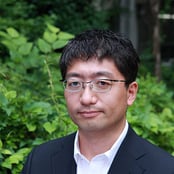 小塩真司先生プロフィール写真-高解像度